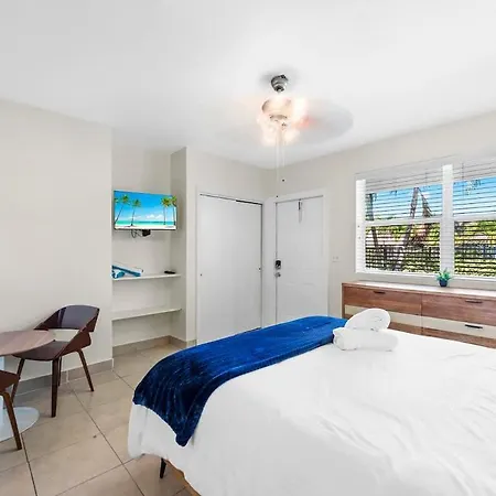 Lake Worth Getaway- Cozy Studio - Pool